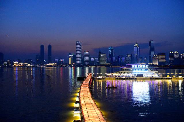 流光溢彩映英雄城 南昌燈光秀，一場現(xiàn)代與歷史的視覺交響